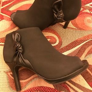 EUC Open Toe Stiletto Heel Bootie by Life Stride